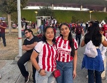 La señora López, en compañía de su hija Desireé Cabrera, acudió al inmueble de Zapopan con la única intención de apoyar y ver a las Chivas vencer al acérrimo rival. EL INFORMADOR / A. García