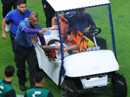 Al finalizar la jugada el “Gary” se quedó en el césped por algunos minutos y posteriormente ingresaron las asistencias. IMAGO7.