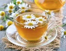 De acuerdo con los Manuales Merck, la manzanilla es muy valorada como sedante suave y antidepresivo. ESPECIAL / CANVA