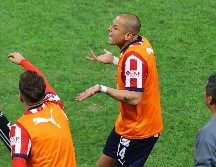 La falta cometida por 'Chicharito' le valió la carta roja por parte del árbitro número cuatro.  IMAGO7 / J. Cubeyro