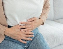El SIBO ocurre cuando hay un exceso de bacterias en el intestino delgado, un área del sistema digestivo donde normalmente no debería haber una cantidad significativa de microorganismos.  CANVA