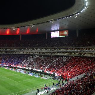 FMF abre investigación por aficionados que invadieron la cancha en el Clásico Tapatío