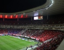 En videos que circularon en redes sociales se pudo observar a aficionados de Chivas invadiendo la cancha después de perder el Clásico Tapatío. IMAGO7