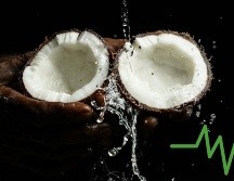 Una investigación realizada por El Poder del Consumidor ha encontrado que el agua de coco posee una gran variedad de nutrientes, capacidades antioxidantes, de desintoxicación entre muchas otras propiedades más.ESPECIAL/Pexels y Canva