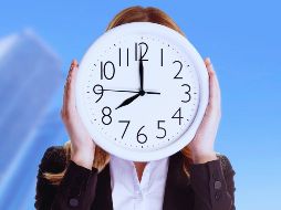 Las personas que siempre llegan con antelación suelen ser percibidas como responsables, organizadas y confiables. ESPECIAL / CANVA