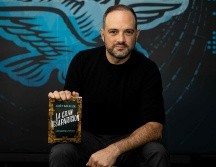 León Krauze. El periodista y escritor posa junto a su nueva novela, “La gran desaparición”. SUN/H. Salvador