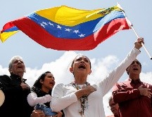 María Corina Machado ondea una bandera venezolana para protestar contra los resultados oficiales que declararon al presidente Nicolás Maduro ganador de la elección presidencial de julio. AP/ARCHIVO