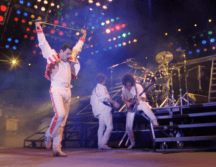 Su contribución no se limitó a su icónica participación en la banda Queen, sino que también destacó por sus deslumbrantes y extravagantes presentaciones en vivo, así como por su excepcional rango vocal. CORTESÍA / http://www.freddiemercury.com/es/biografia