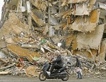 Una familia libanesa recorre uno de los barrios bombardeados de la capital. EFE