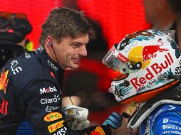 Max Verstappen es felicitado por Tsunoda después del Gran Premio de Las Vegas. AFP/R. Carezzevoli