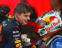 Max Verstappen es felicitado por Tsunoda después del Gran Premio de Las Vegas. AFP/R. Carezzevoli