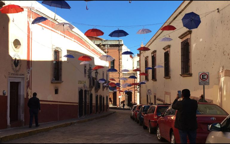 De acuerdo con el artículo 74 de la LFT, ese día es considerado de descanso obligatorio, lo que implica que, si tienes que trabajar en esta fecha, tienes derecho a recibir un pago extra. NTX / ARCHIVO