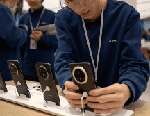 El lanzamiento de Huawei representa un gran paso despues de enfrentar duras sanciones estadounidenses desde 2019. EFE/EPA/Andres Martinez Casares