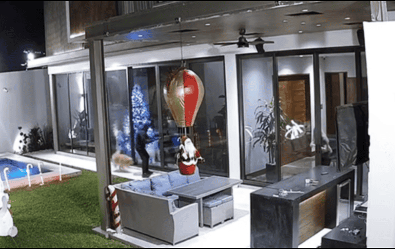 Apareció un segundo encapuchado, quien trató de ayudar a su compañero al abrir la puerta. ESPECIAL/ Captura de pantalla