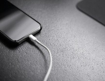 Existen distintas maneras para apresurar el tiempo de carga de tu celular. ESPECIAL/ Foto de Andreas Haslinger en Unsplash