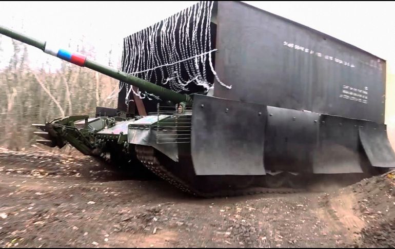 Un tanque ruso T-80 rueda en la región de Donetsk en Ucrania. AP / Servicio de prensa del Ministerio de Defensa ruso