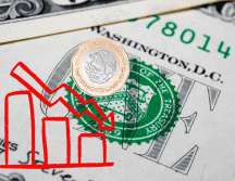 En los mercados internacionales, el peso mexicano se cotizó en 20.34 pesos por dólar, mostrando una depreciación de 1.43% (29 centavos) respecto al viernes previo, según datos de Bloomberg. Unsplash / Canva