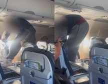 El hombre fue captado en video destrozando su asiento con patadas mientras estaba de pie sobre él. ESPECIAL.