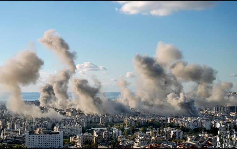 Humo se eleva tras bombardeos de Israel contra  Dahiyeh, en Beirut, Líbano, el martes 26 de noviembre de 2024. AP /Bilal Hussein