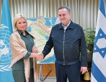 La coordinadora especial de la ONU para el Líbano, Jeanine Hennis-Plasschaer, y el ministro de Defensa israelí, Israel Katz, durante una reunión ayer. EFE