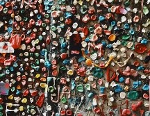 Aunque masticar chicle tiene beneficios, su consumo excesivo puede ocasionar problemas que afectan tanto la salud bucal como otras funciones del cuerpo. UNSPLASH / T. Rooney