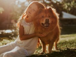 Los niños con mascota suelen estar expuestos a bacterias desde una corta edad. PEXELS