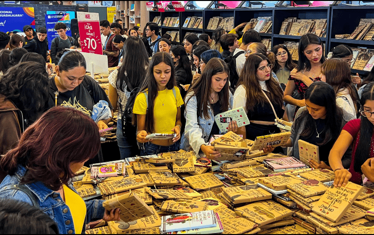 En los pasillos de la feria confluyen sellos mexicanos, latinoamericanos y de distintas partes del mundo, que encuentran en Guadalajara un escaparate clave para presentar sus novedades editoriales. EL INFORMADOR/ ARCHIVO.