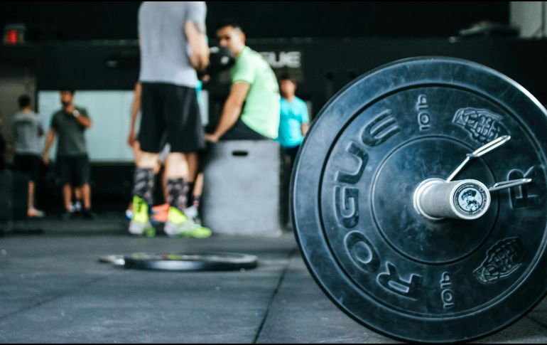 El entrenamiento con pesas debe estar guiado por un especialista. PEXELS