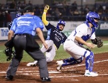 Tirso Ornelas se barre en el plato, impulsado por un batazo de su hermano Julián. CORTESÍA/Charros de Jalisco