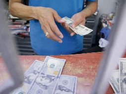 El peso rompió el techo de 21 unidades por dólar esta semana. EL UNIVERSAL