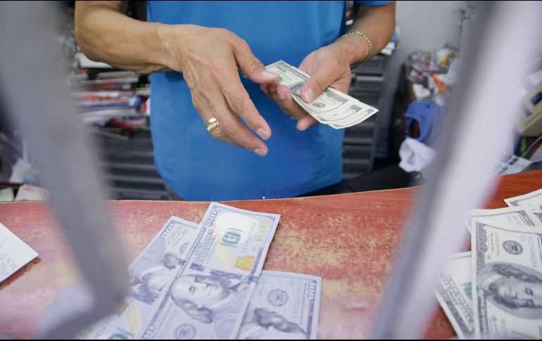 El peso rompió el techo de 21 unidades por dólar esta semana. EL UNIVERSAL