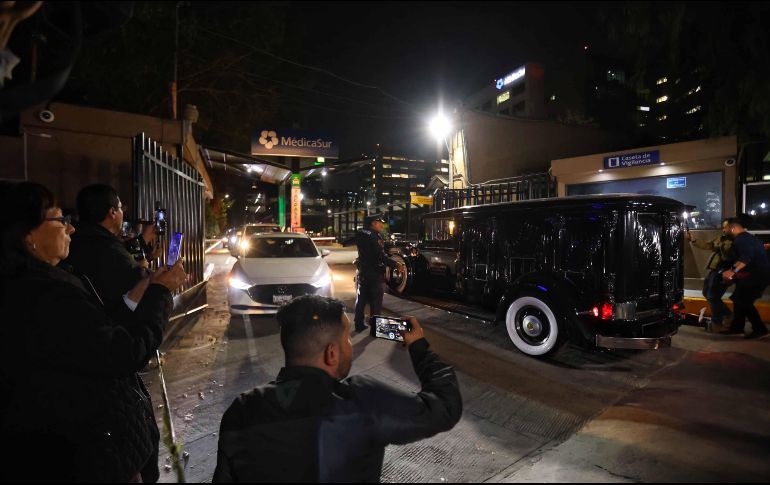 La carroza fúnebre que transportó el cuerpo de Silvia Pinal en su ingreso al hospital Médica Sur. SUN/F. Rojas