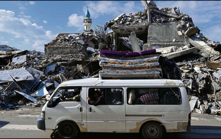 Luego del anuncio del cese al fuego, miles de libaneses regresaron a sus hogares, que encontraron en ruinas por los bombardeos. EFE