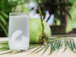La deliciosa agua de coco procede directamente del fruto del mismo nombre, y es consumida por muchas personas debido a sus múltiples beneficios. ESPECIAL / CANVA
