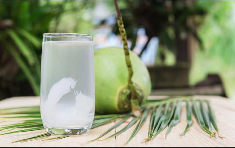 La deliciosa agua de coco procede directamente del fruto del mismo nombre, y es consumida por muchas personas debido a sus múltiples beneficios. ESPECIAL / CANVA