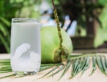 La deliciosa agua de coco procede directamente del fruto del mismo nombre, y es consumida por muchas personas debido a sus múltiples beneficios. ESPECIAL / CANVA