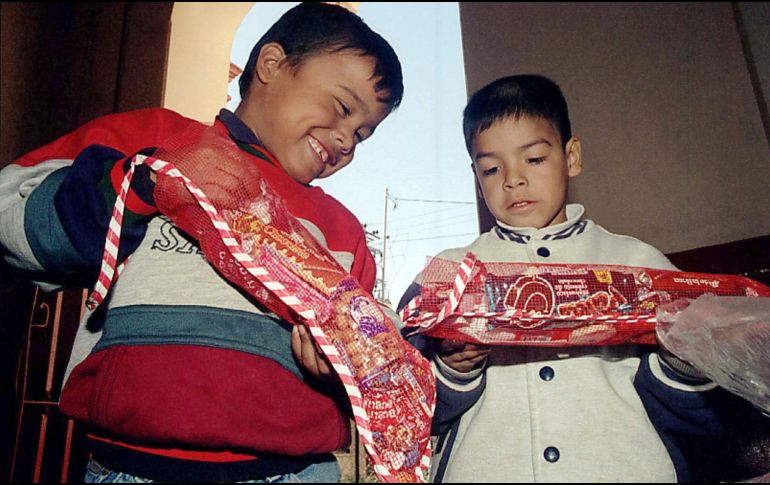 Antes, en México se llamaba aguinaldo a un paquete de dulces que se daba a los niños en las fiestas navideñas. NTX / ARCHIVO