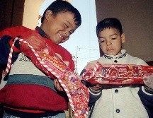 Antes, en México se llamaba aguinaldo a un paquete de dulces que se daba a los niños en las fiestas navideñas. NTX / ARCHIVO