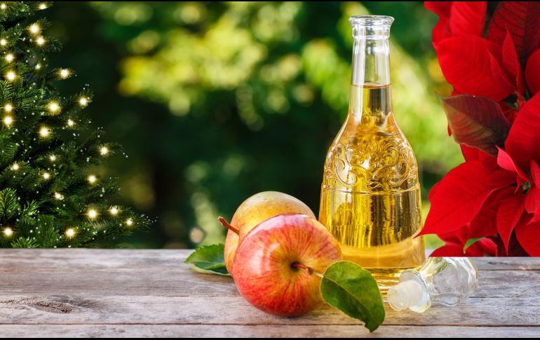 Esta es una bebida alcohólica que se elabora a partir de la fermentación natural del jugo de manzana, aunque en algunas variantes se emplean otras frutas como peras. ESPECIAL / CANVA
