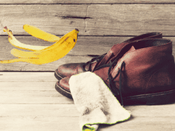 Limpiar tus zapatos de cuero con una cáscara de plátano nunca fue tan sencillo; sigue este paso a paso. ESPECIAL
