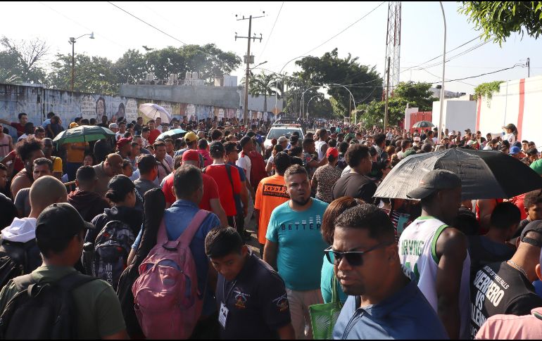 Personas esperan afuera de las oficinas migratorias este viernes. EFE/Juan Manuel Blanco
