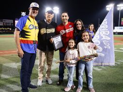 Amadeo Zazueta recibió un reconocimiento por su vasta y extraordinaria trayectoria con la novena albiazul. CORTESÍA/ Charros de Jalisco.