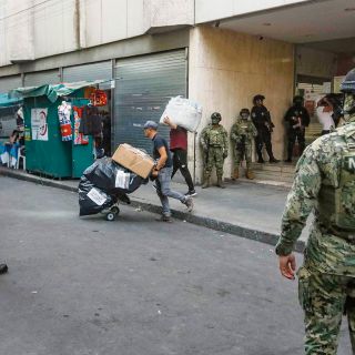 Cierran Plaza Izazaga en CDMX tras operativo contra piratería