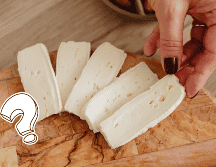 Aunque no es común que el queso contenga plástico como tal, los quesos ultraprocesados pueden incluir una gran cantidad de aditivos que les dan propiedades inusuales.  CANVA