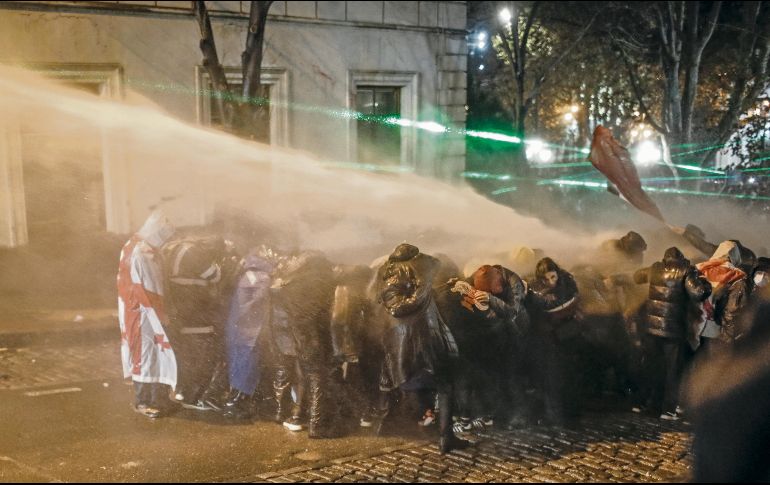 La Policía de Georgia lanzó cañones de agua y gas, lo que derivó en enfrentamientos. EFE