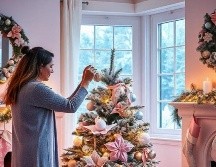 Esta Navidad, atrévete a romper con lo tradicional y explora la suavidad de los tonos pastel para llenar tu hogar de encanto y elegancia. FREEPIK IA