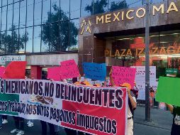 Afuera del edificio clausurado, empleados piden les permitan laborar. EL UNIVERSAL