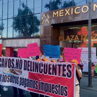 Protestan locatarios por el cierre de Plaza Izazaga