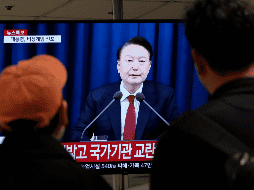 El mensaje del presidente surcoreano Yoon Suk Yeol fue transmitido en espacios públicos de Corea del Sur. AP / Ahn Young-joon)