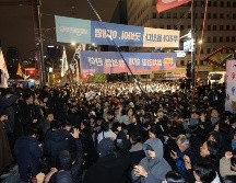 La concentración tuvo lugar frente a la Asamblea, rodeada por un amplio dispositivo policial. EFE/Y. SURCOREA